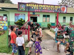 Satgas Pamtas Yonif 642/Kapuas, Cukur Rambut anak-anak Desa Temajuk